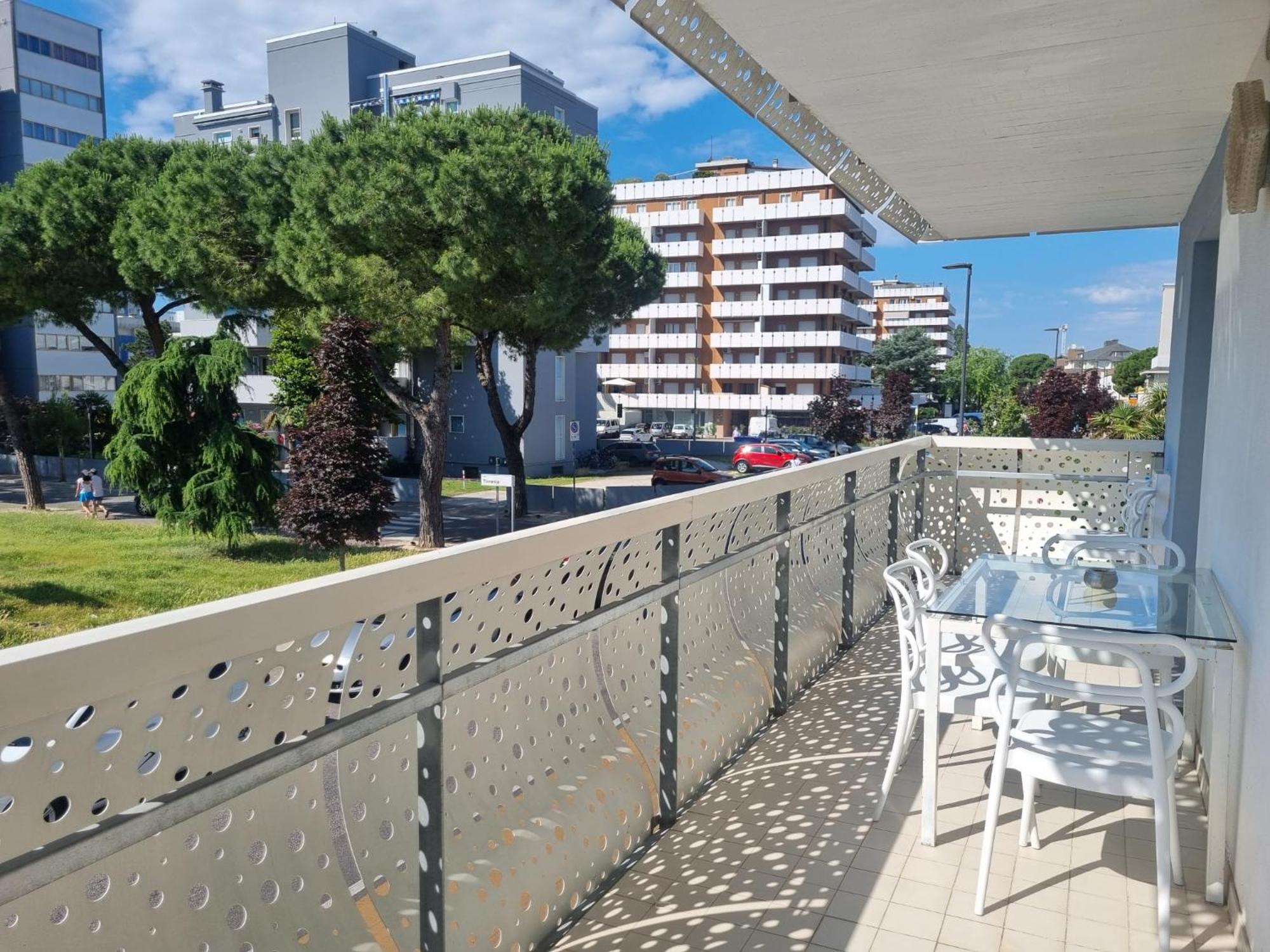 Appart-Hotel Holiday Lignano Sabbiadoro Exterior photo